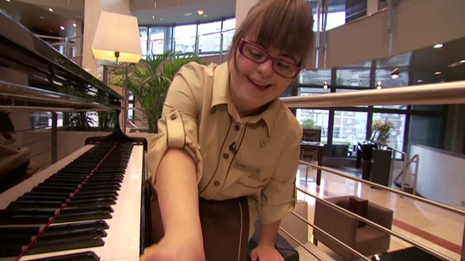 Con una sonrisa. Laura.