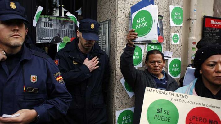 Telediario 1 - Escraches en sedes del PP