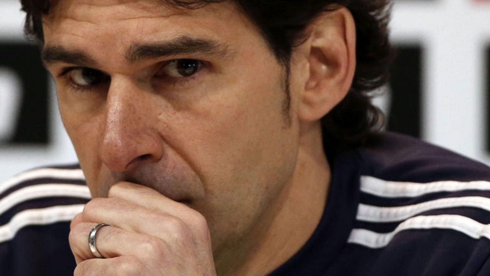 El Madrid se enfrenta al Levante en Liga con Casillas en el banquillo pero con Ramos y Xabi Alonso sobre el césped... El donostiarra, que sigue sin renovar, se ha llevado hoy los elogios del presidente Florentino Pérez en un acto solidario en el Bern