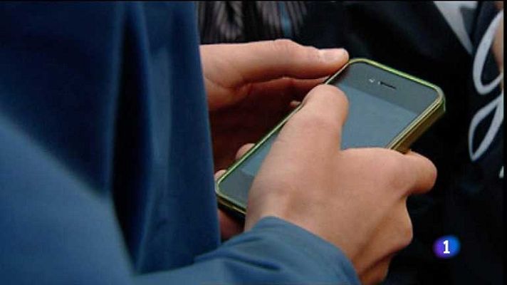 Telediario 1 - Desarticulan un grupo que difundía fotos pornográficas de chicas por Whatsapp
