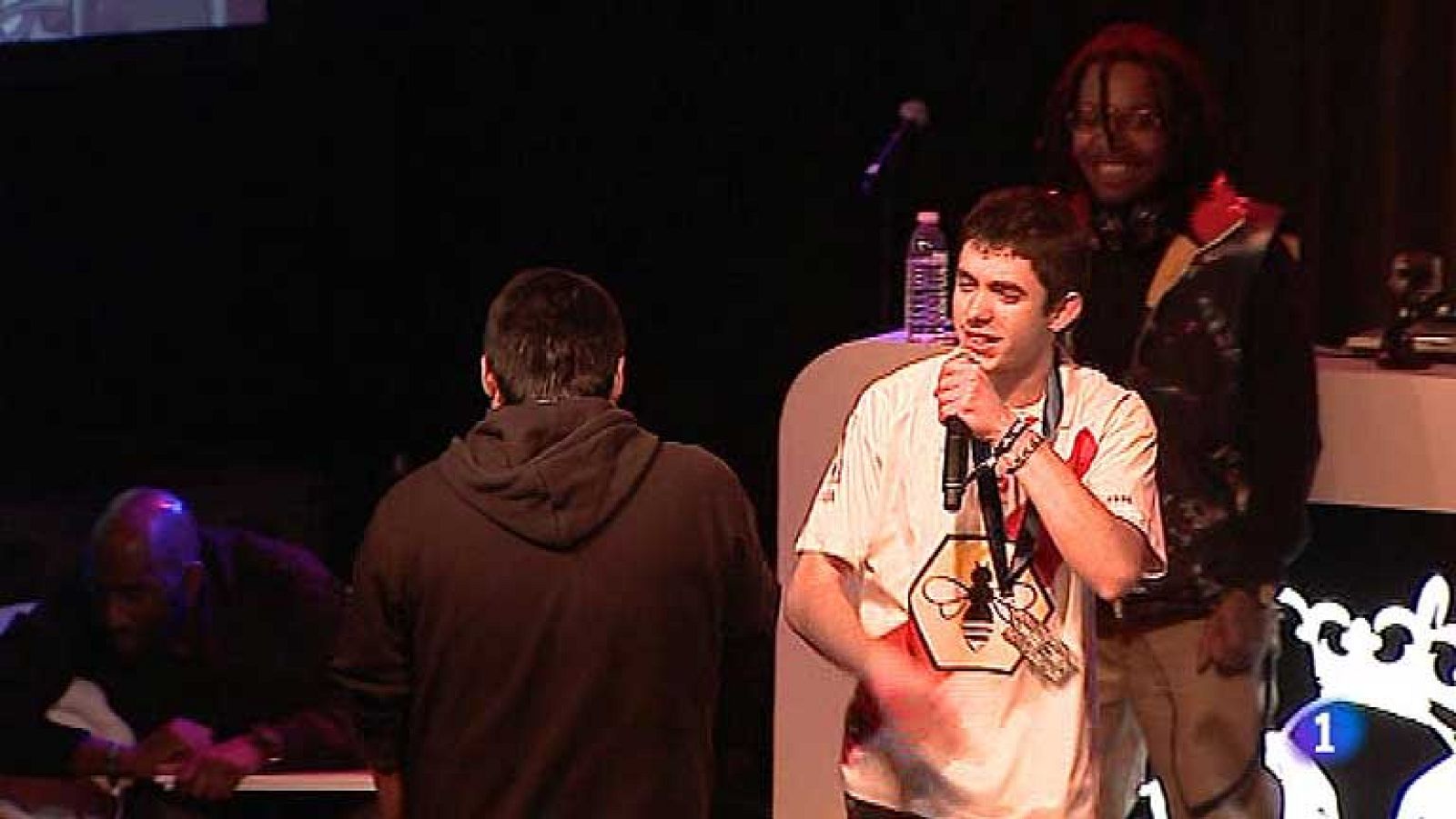 Pelea de gallos sobre el escenario a aritmo de rap