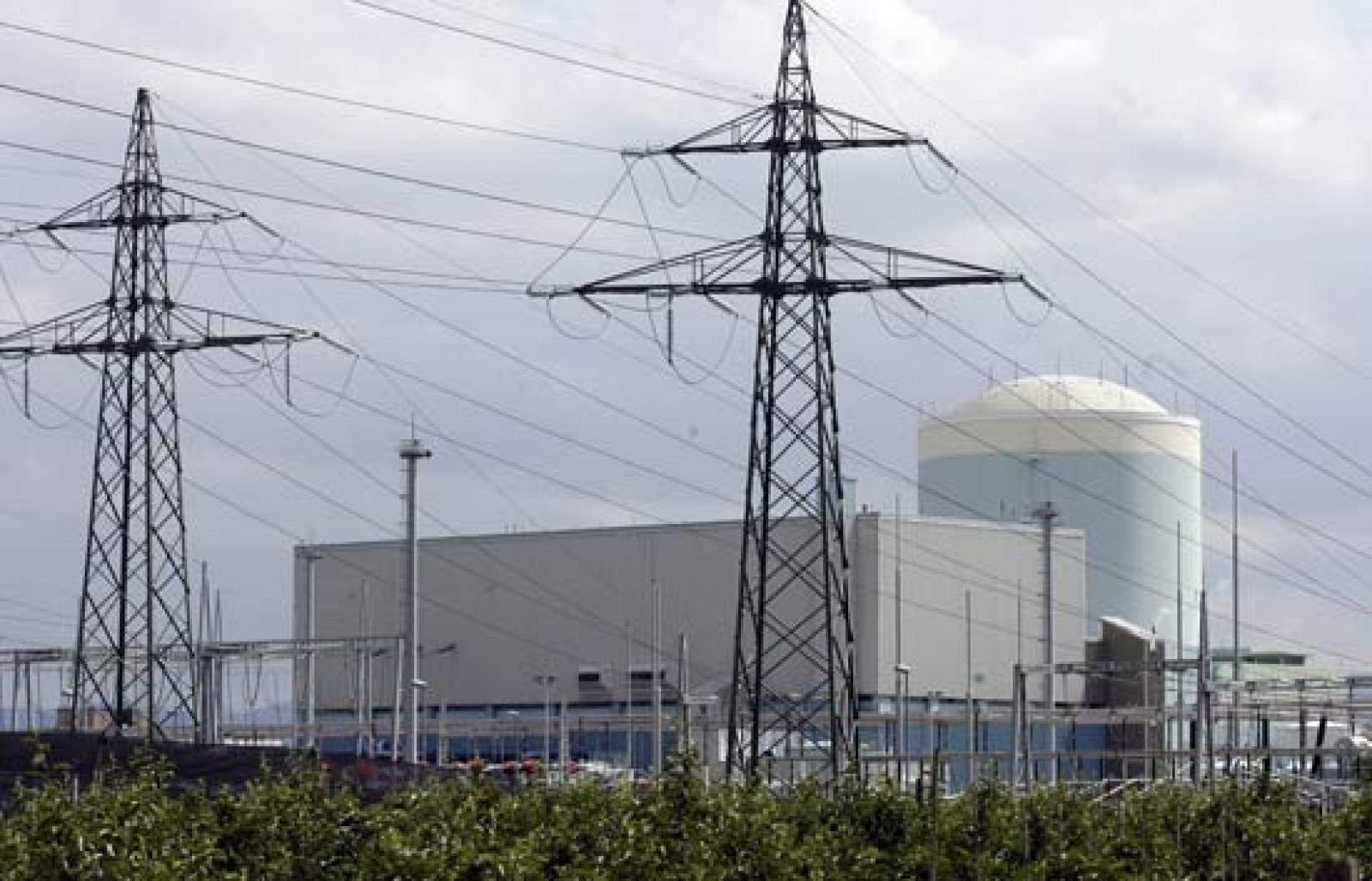 La dependencia energética y el aumento de las tarifas eléctricas han reabierto el debate social en nuestro país sobre la utilización de la energía nuclear.