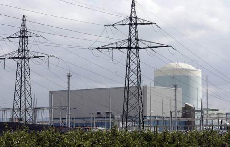 La dependencia energética y el aumento de las tarifas eléctricas han reabierto el debate social en nuestro país sobre la utilización de la energía nuclear.