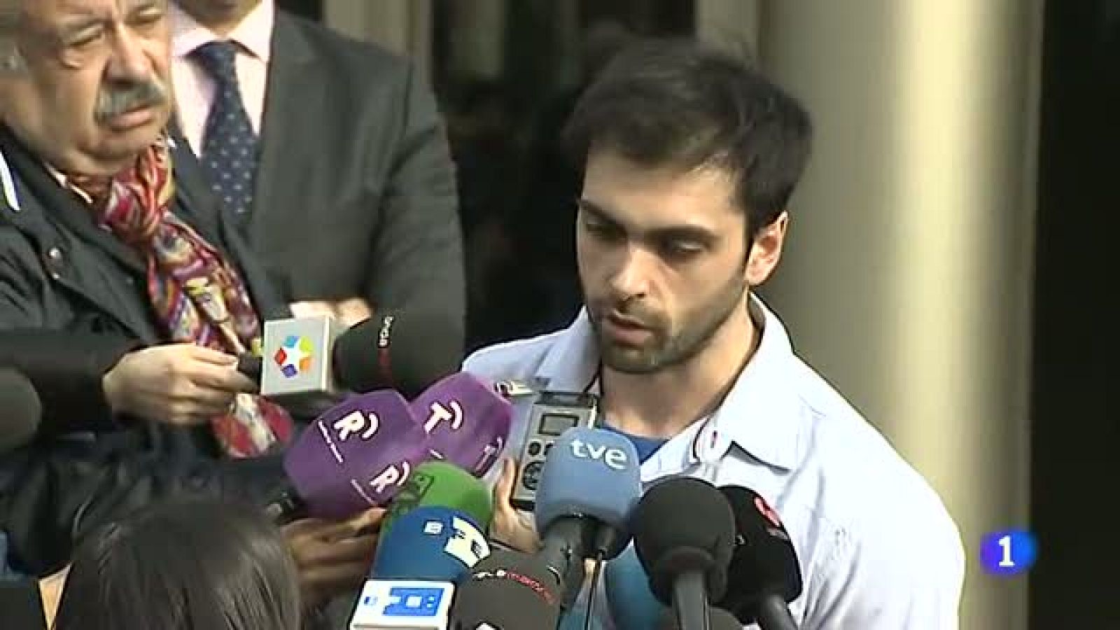 Amigos y artistas despiden a Sara Montiel en su capilla ardiente - Telediario 1 | Ver