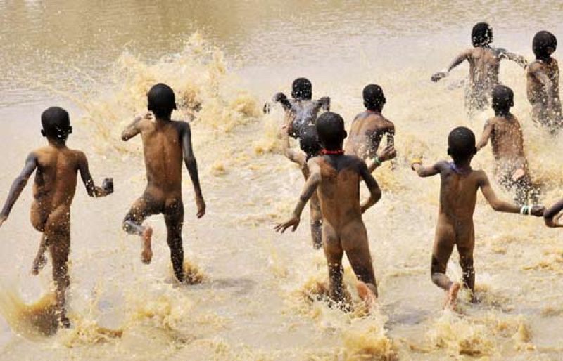 Naciones Unidas ha alertado de que el número de refugiados en el mundo no para de crecer y ya son más de un millón de personas en el último año. Uganda es un país rodeado de conflictos y que sin embargo acoge a miles de refugiados (21/06/08).