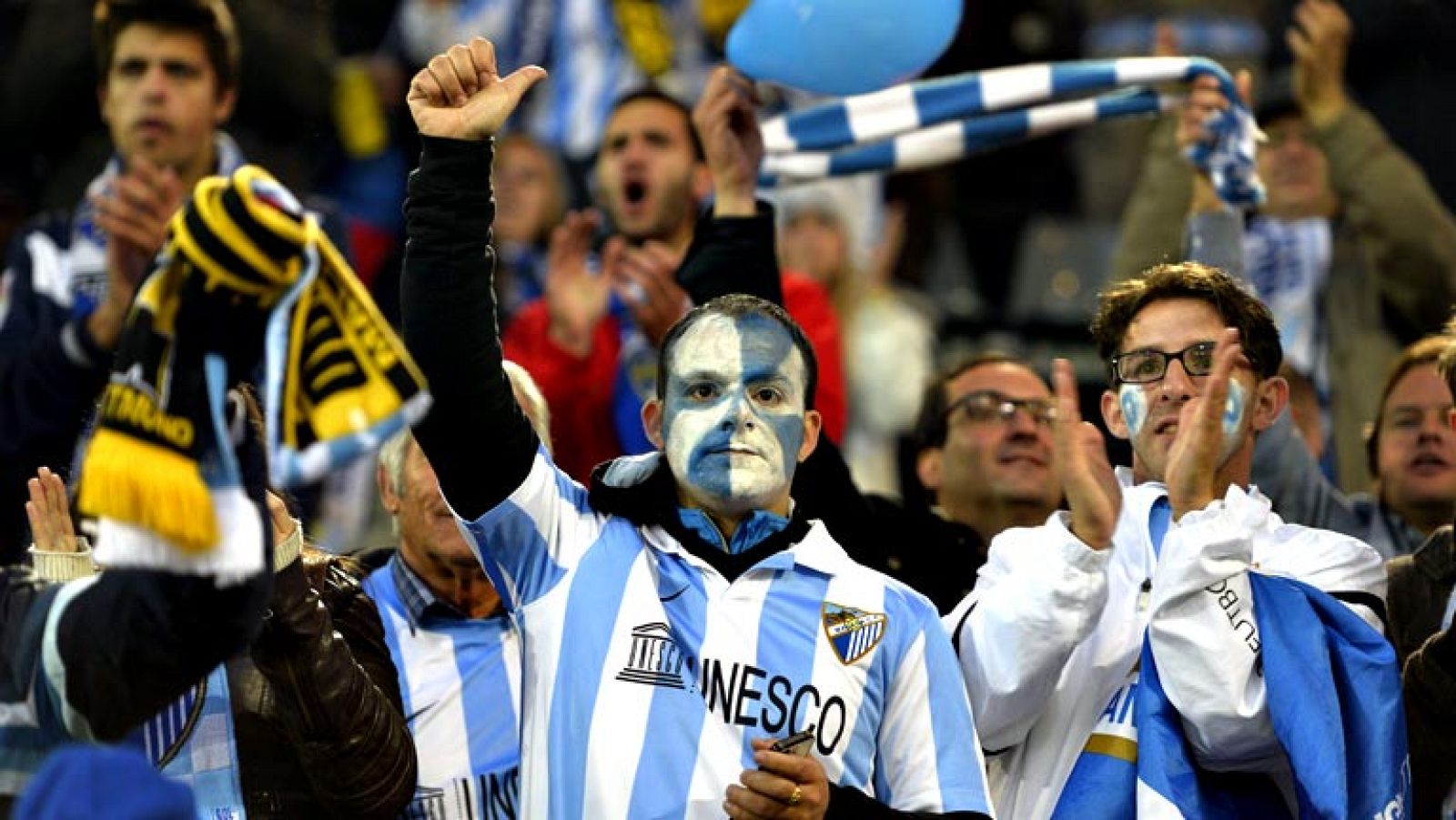 Los jugadores del Málaga CF han sido recibidos como héroes en la capital de la Costa del Sol a pesar de su eliminación de la Liga de Campeones, al perder por 3-2 en casa del Borussia Dortmund alemán tras encajar dos tantos en el tiempo añadido, el úl