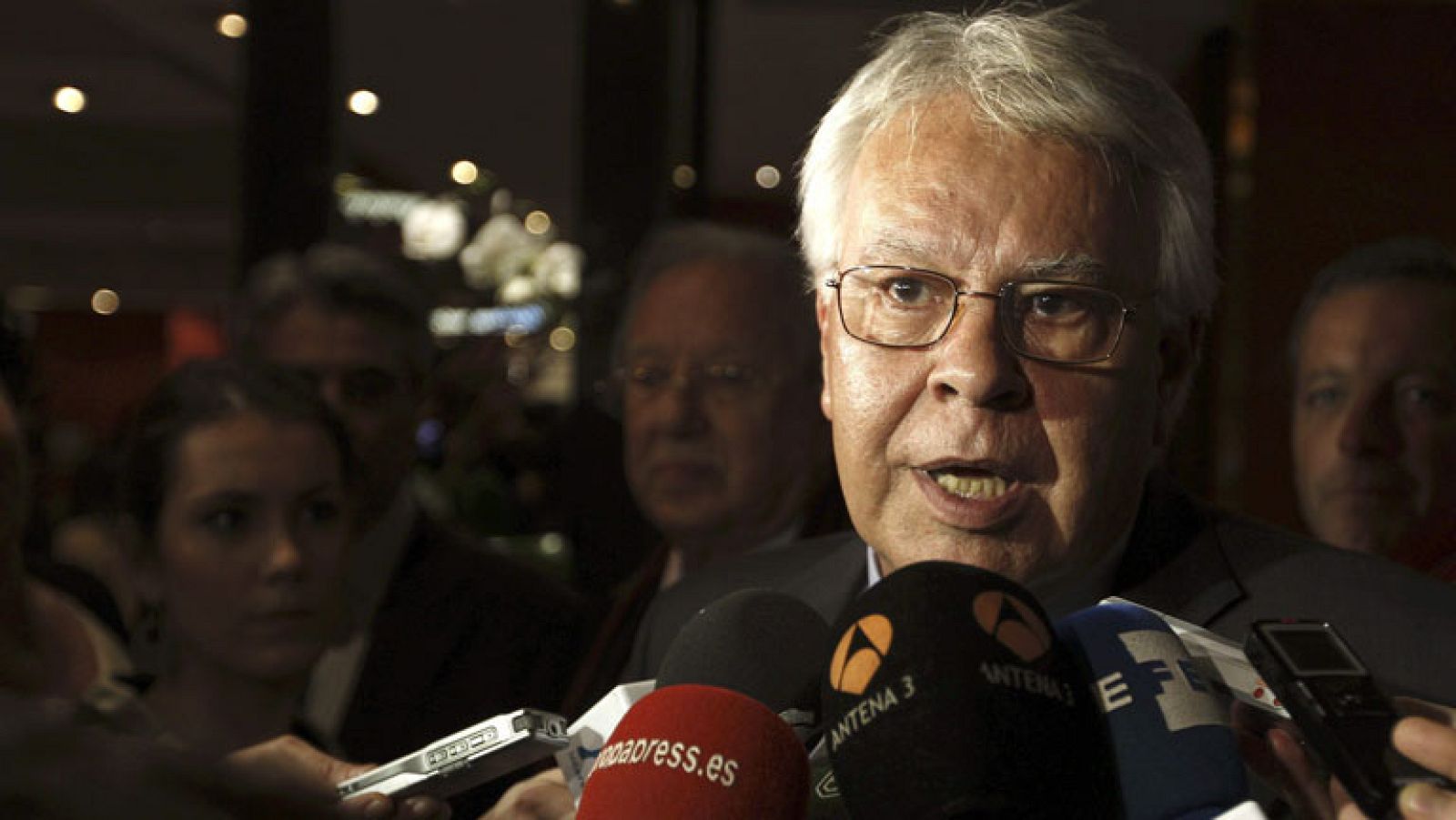 Felipe González sobre los escraches: "¿Por qué un niño tiene que aguantar presión en la puerta de su casa?" - Informativo 24h | Ver