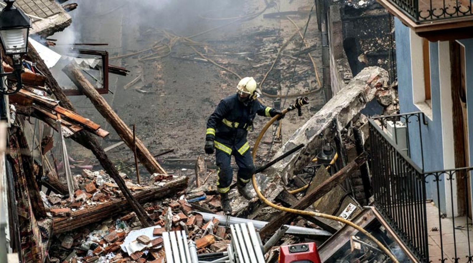 El fuego originado en un edificio abandonado de Bermeo, en Vizcaya, se extiende a seis inmuebles cercanos - Informativo 24h | Ver
