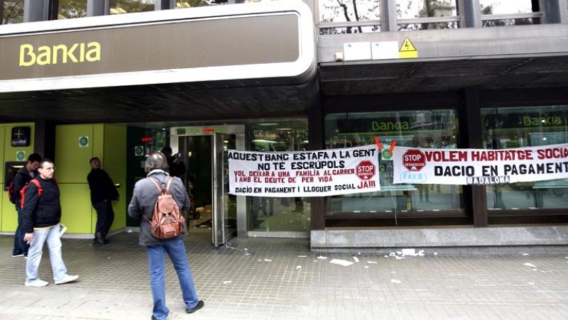 La CNMV denuncia irregularidades de las preferentes que vendieron Caja Madrid y Bancaja