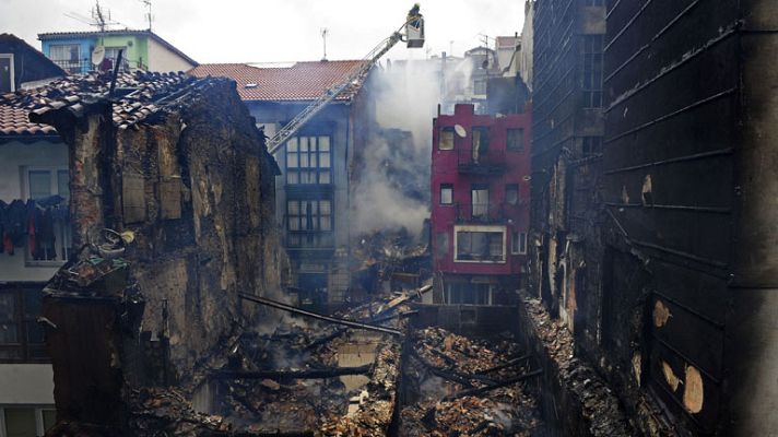 Telediario 1 - El incendio de Bermeo, ya controlado, deja sin hogar a 70 personas