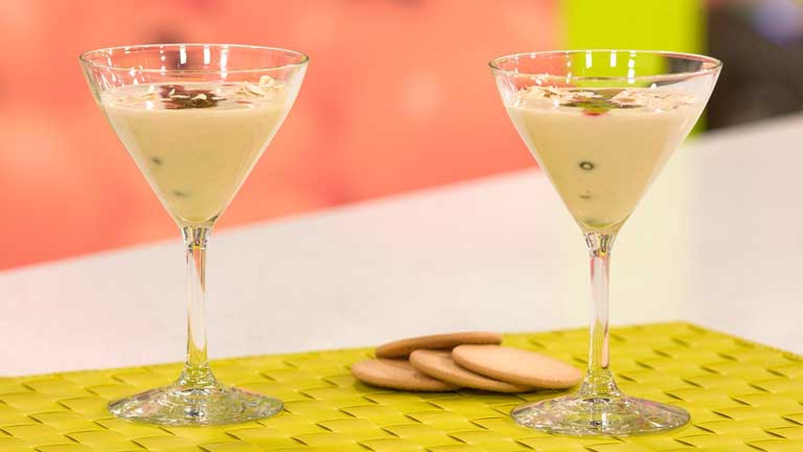 Crema de yogur y queso en copa con frutas galletas