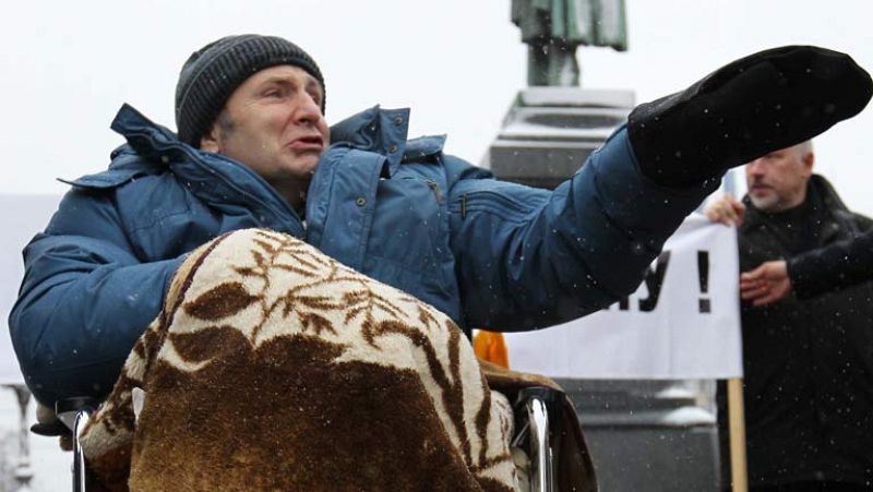 Funeral por el periodista ruso agredido por un reportaje | Ver