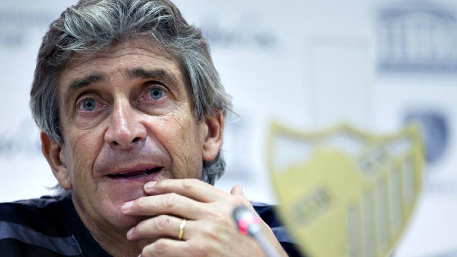 El entrenador del Málaga CF, el chileno Manuel Pellegrini, ha agradecido las muestras de apoyo que ha recibido el equipo tras caer en los cuartos dxe final de la Liga de Campeones como por ejemplo la de Ruud Van Nistelrooy en el sorteo de las semifin