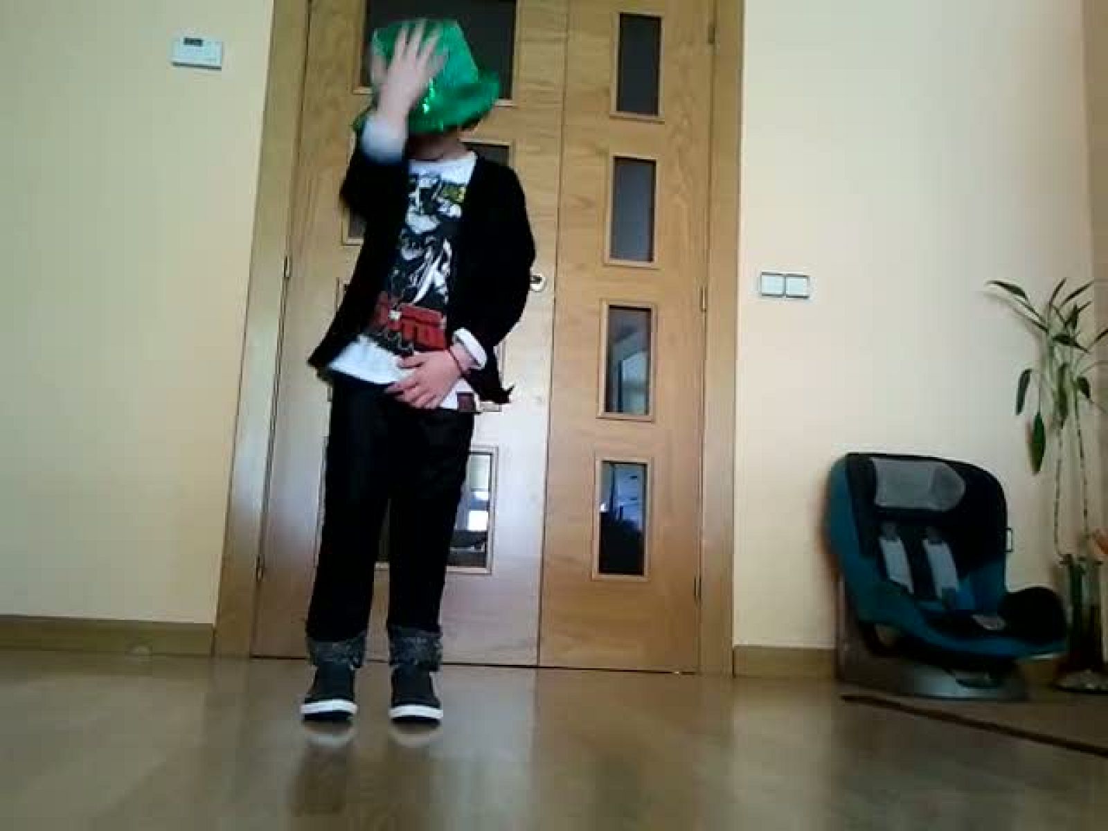 Guillermo Torres imitando a Michael Jackson en el concurso de imitadores de RTVE.es para conseguir las entradas de 'The Immortal', del Circo del Sol.