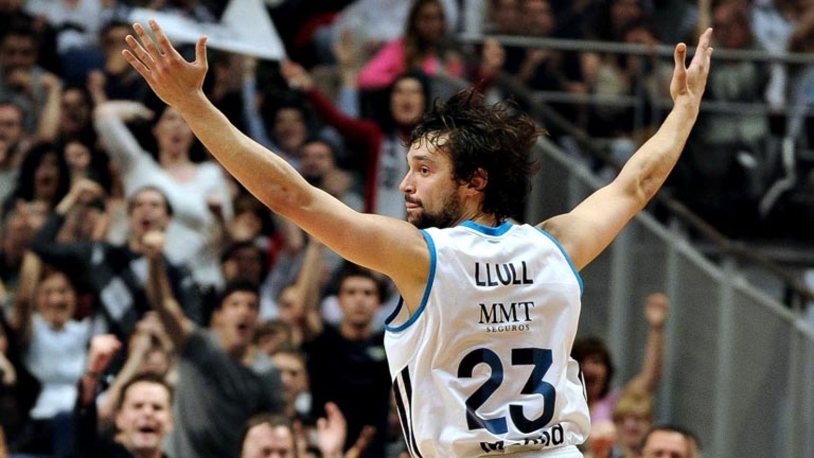 El Real Madrid volvió a ganar al Maccabi, esta vez por 75-63, con un Sergio Llull estratosférico, autor de seis triples de ocho intentos y 26 puntos, que enseñó a sus compañeros el camino que acerca al equipo blanco a la fase final de Londres con un