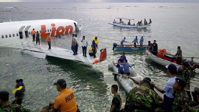 Un avión con 172 pasajeros acaba en el mar tras sobrepasar la isla de Bali - Informativo 24h | Ver
