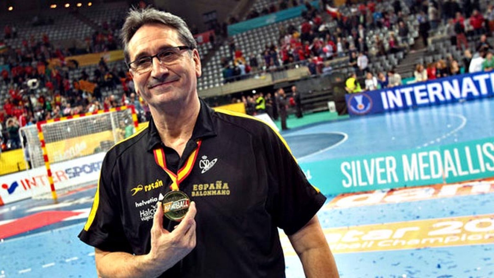 El entrenador Valero Rivera ha anunciado hoy su dimisión como  seleccionador español de balonmano después de cuatro años en el cargo  y ha confirmado que pasará a dirigir "otra federación nacional que se  ha volcado" para ficharle, en presumible refe