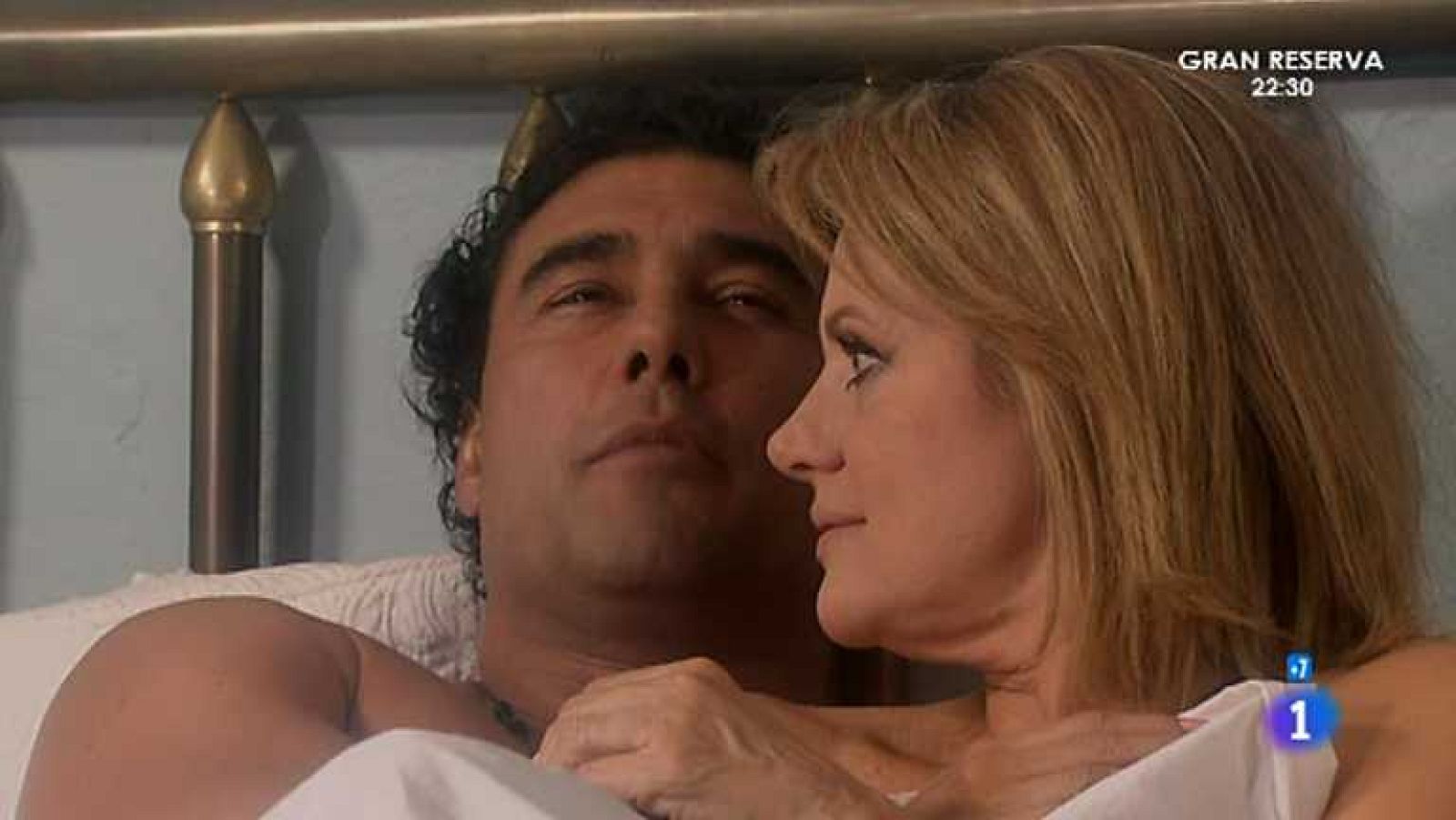 Amores verdaderos - Capítulo 126 - Victoria y Arriaga por fín se aman apasionadamente - ver ahora