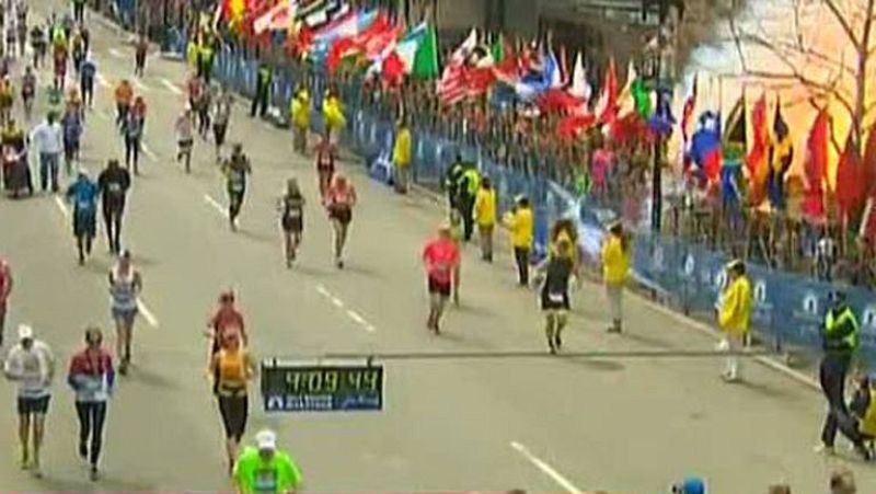 El momento de una de las dos explosiones de Boston - Informativo 24h | Ver