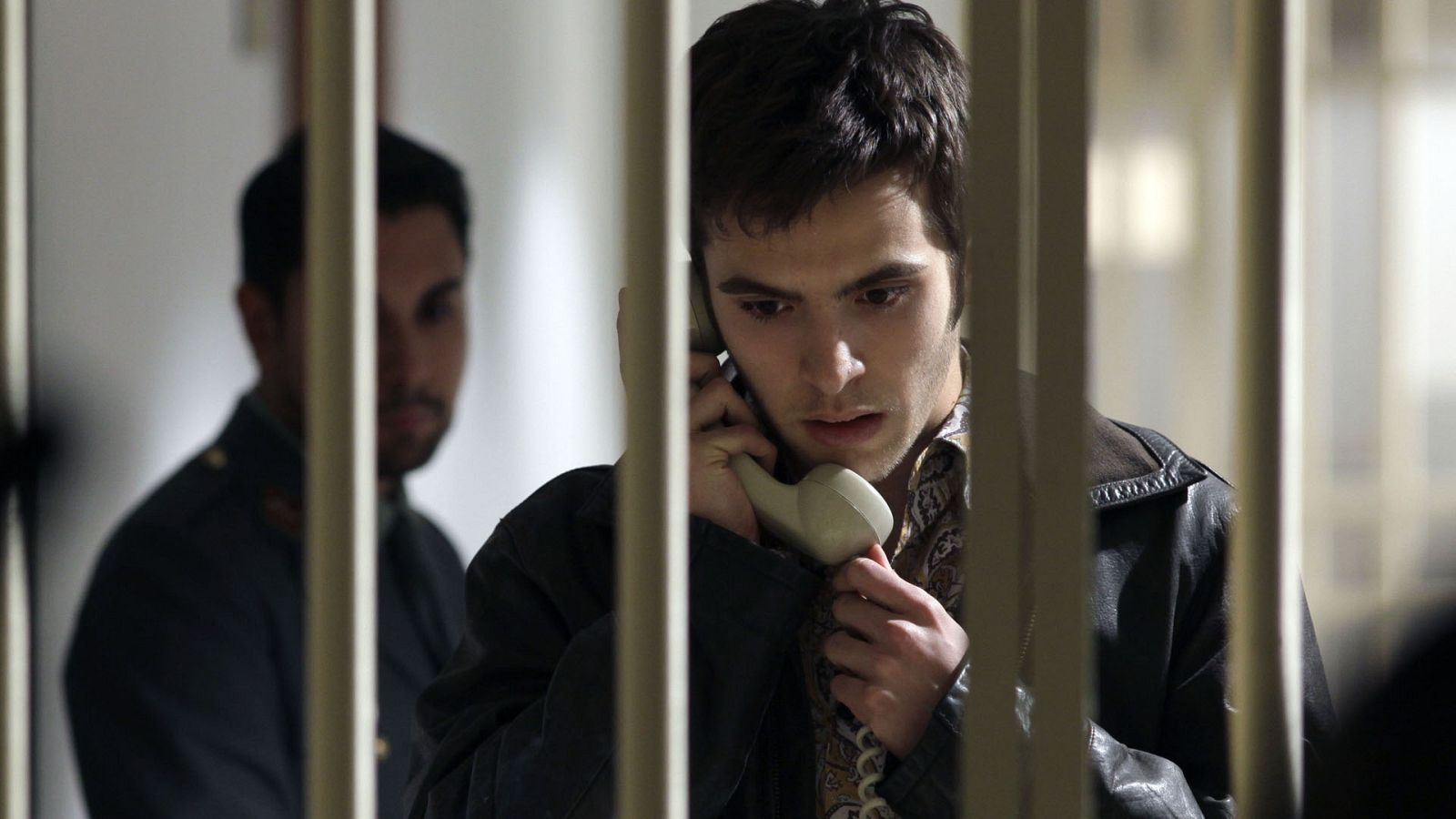 Cuéntame cómo pasó - T14 - Episodio 17: Cuando la policía entra por la puerta, la amistad salta por la ventana - Ver ahora