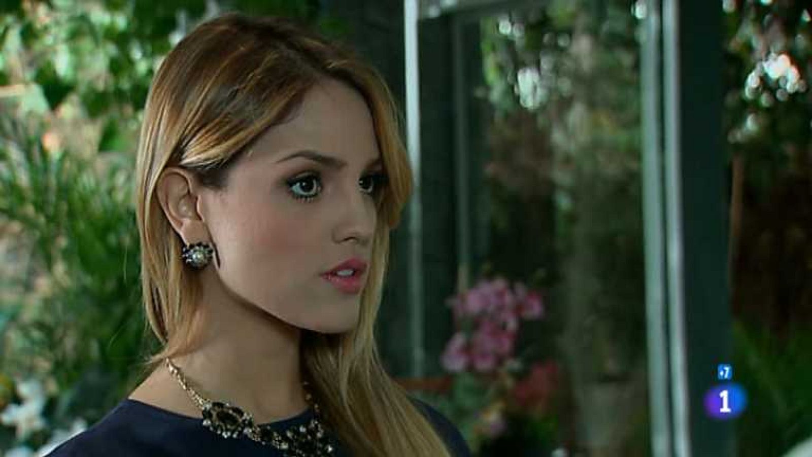 Amores verdaderos - Capítulo 127 - Adriana intenta alertar a Victoria de que Nelson va en su busca - ver ahora