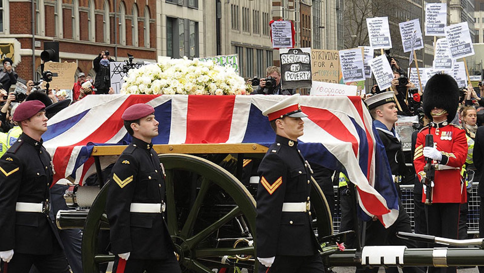La solemnidad ha marcado el funeral de la ex primera ministra británica conservadora Margaret Thatcher, en el que el obispo de Londres, Richard Chartres, ha pedido dejar a un lado la controversia que ha rodeado su vida política.