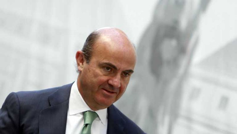 Guindos confía en que la comisión de preferentes dará una respuesta "muy rápida"