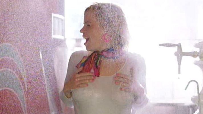 Cuéntame cómo pasó - Pili, mojada por cerveza