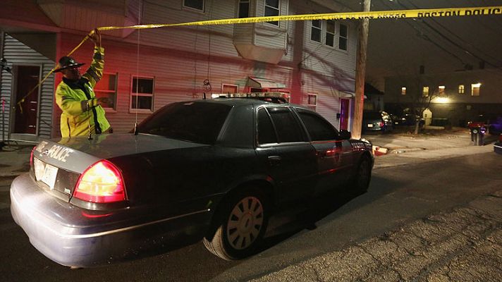 Informativo 24h - La policía suspende el transporte en Boston y decreta el toque de queda en Watertown