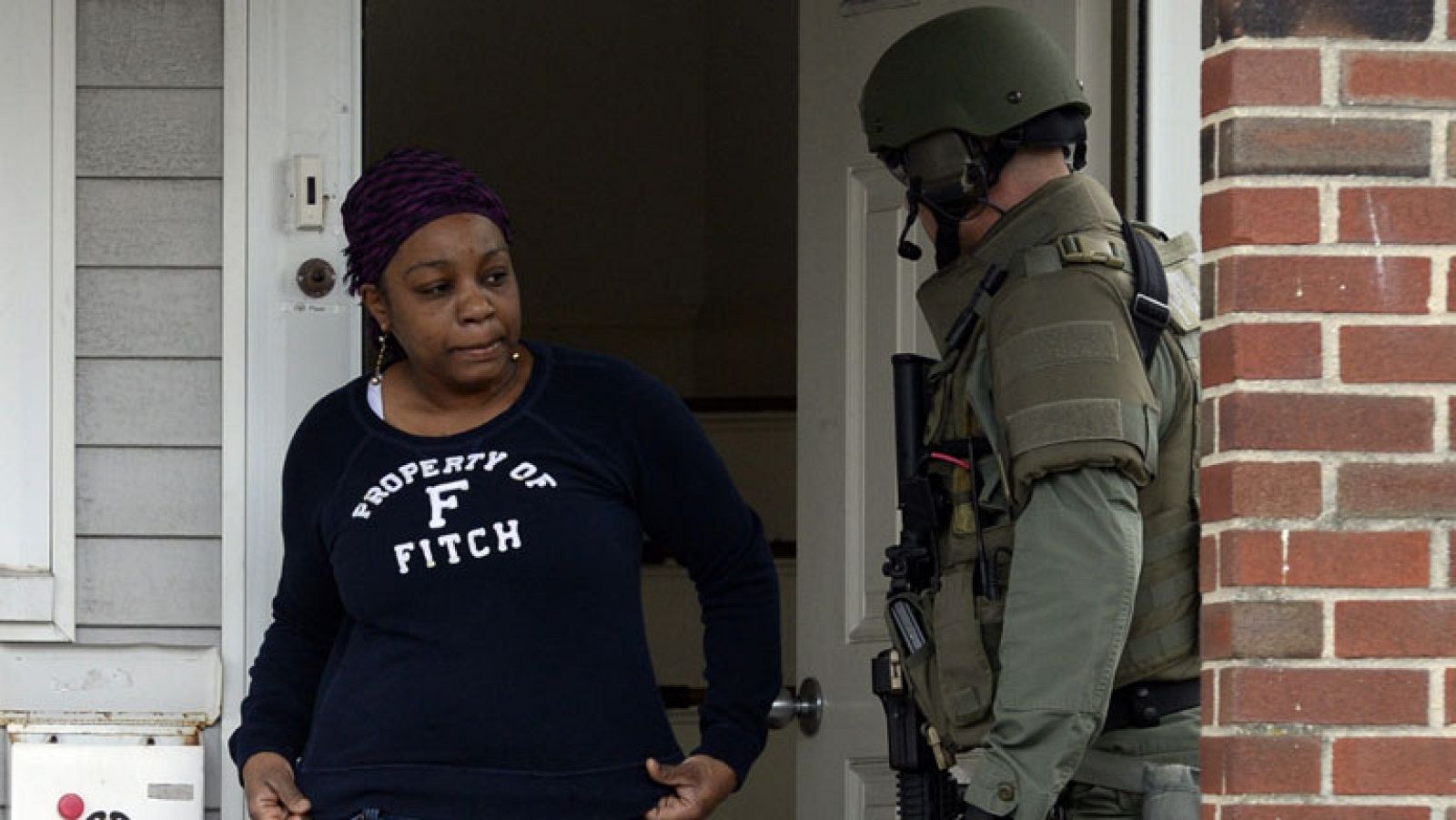 Los vecinos de Watertown abandonan sus hogares para el registro policial