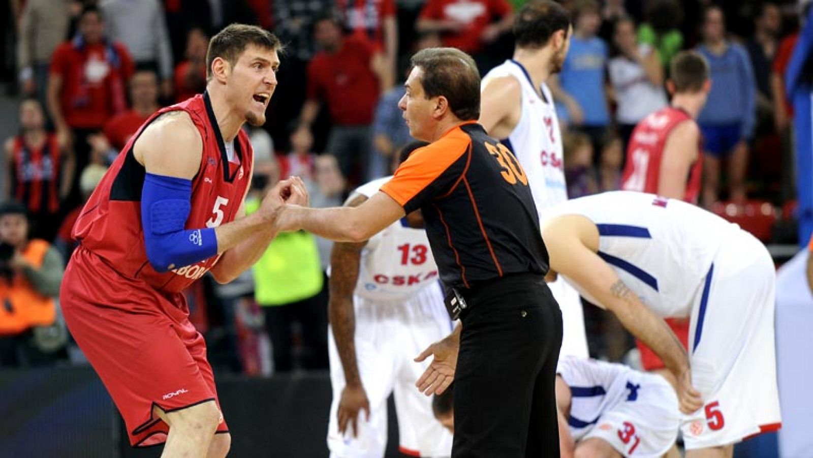 El Caja Laboral cayó eliminado con todos los honores en la Euroliga y con la derrota (85-94) ante el CSKA de Moscú, en Vitoria, entregó al cuadro ruso el pasaporte para la Final a Cuatro de Londres, en un partido épico, en el que los colegiados le se