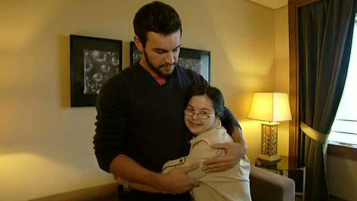 Con una sonrisa - Laura conoce a Mario Casas