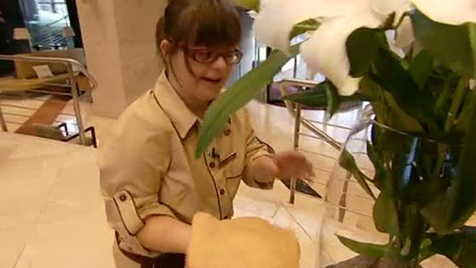 Irene, una limpiadora incansable - Con una sonrisa | Ver