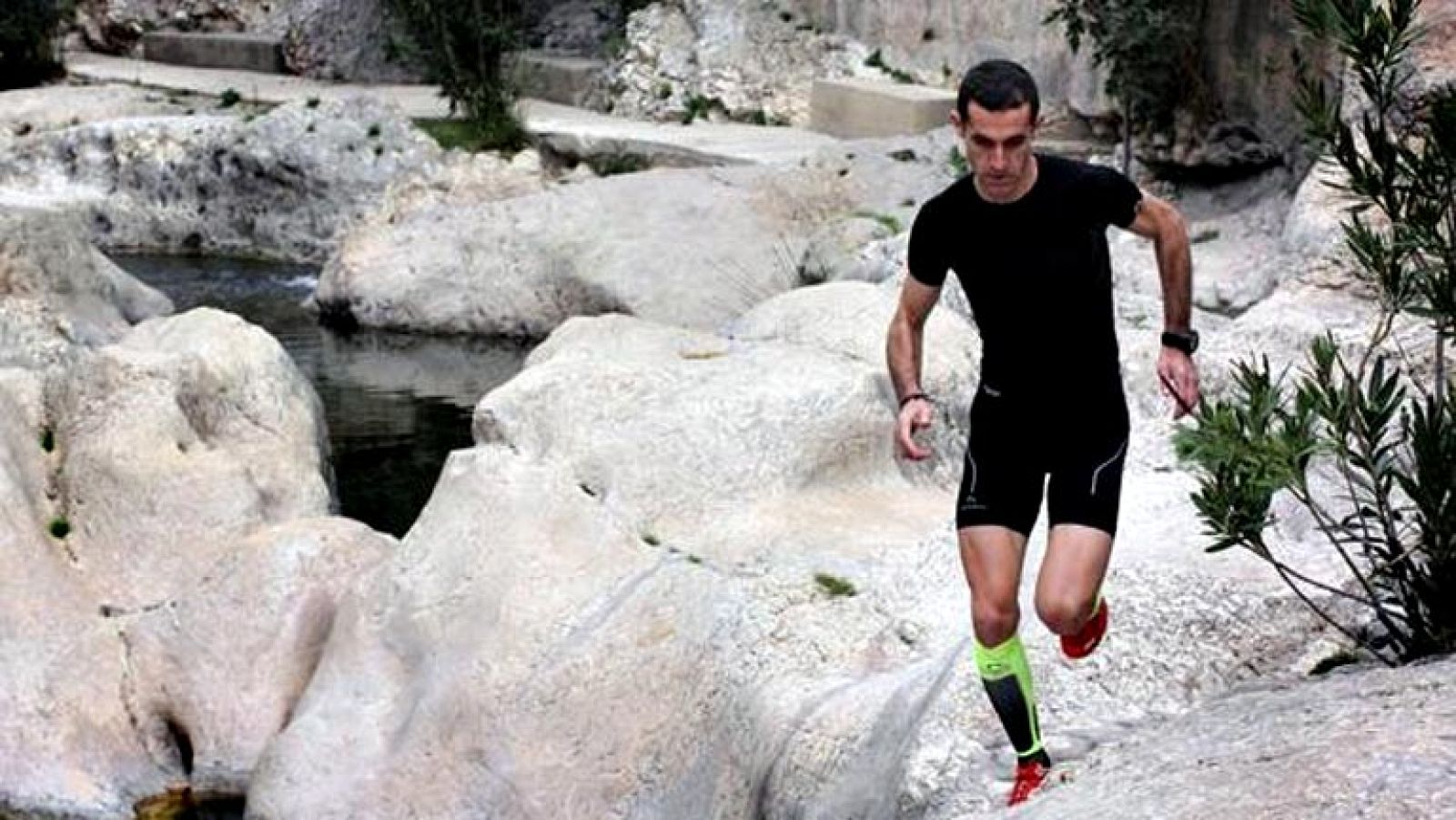 Una subida al pico mas alto de España, el Teide, hecha carrera. Para que el reto tuviese mas dificultad el campeón del mundo de carreras de montaña Agustí Roc empezó al nivel del mar, en la playa de El Socorro. Tuvo que superar 3.718 metros de desniv