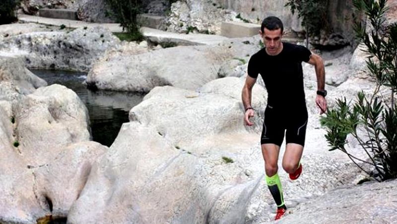 Una subida al pico mas alto de España, el Teide, hecha carrera. Para que el reto tuviese mas dificultad el campeón del mundo de carreras de montaña Agustí Roc empezó al nivel del mar, en la playa de El Socorro. Tuvo que superar 3.718 metros de desniv