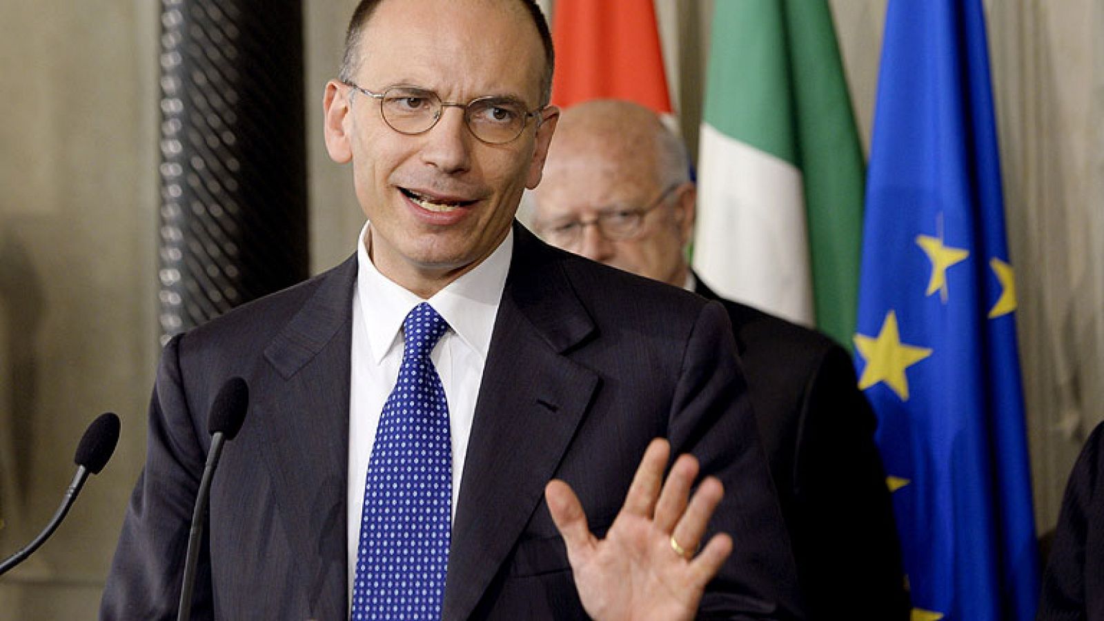 El vicesecretario del Partido Demócrata (PD), Enrico Letta, de 46 años, ha aceptado "con reservas" el encargo de formar un Gobierno en Italia, informó la presidencia de la República. Esto significa que Letta se tomará un tiempo para hacer sus consul