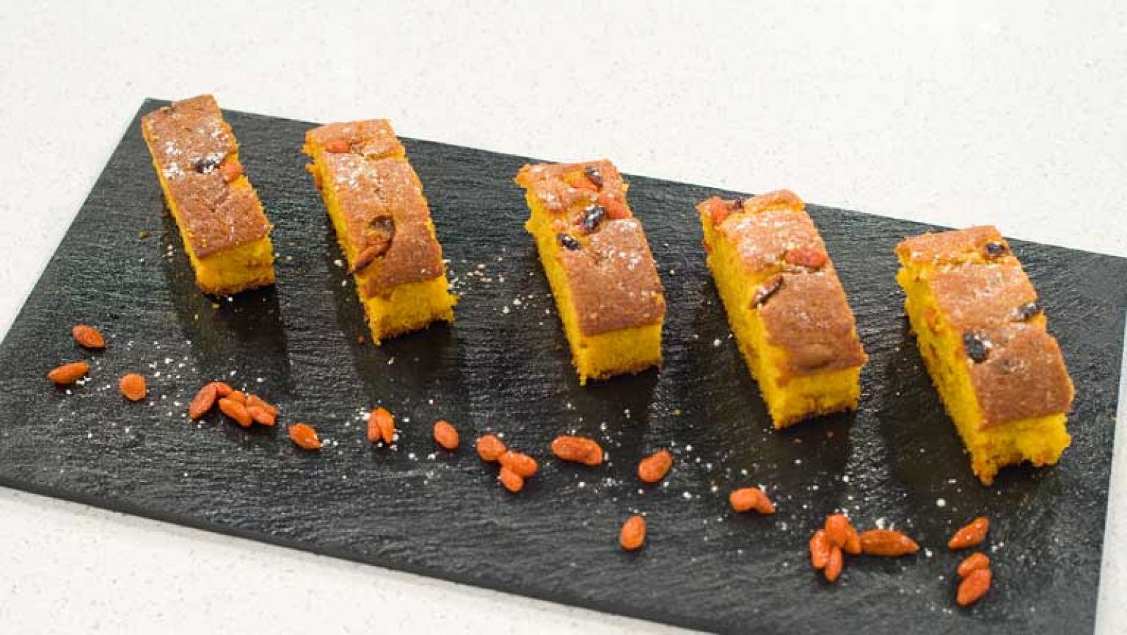 Pastel dulce de zanahoria y bayas de goggi