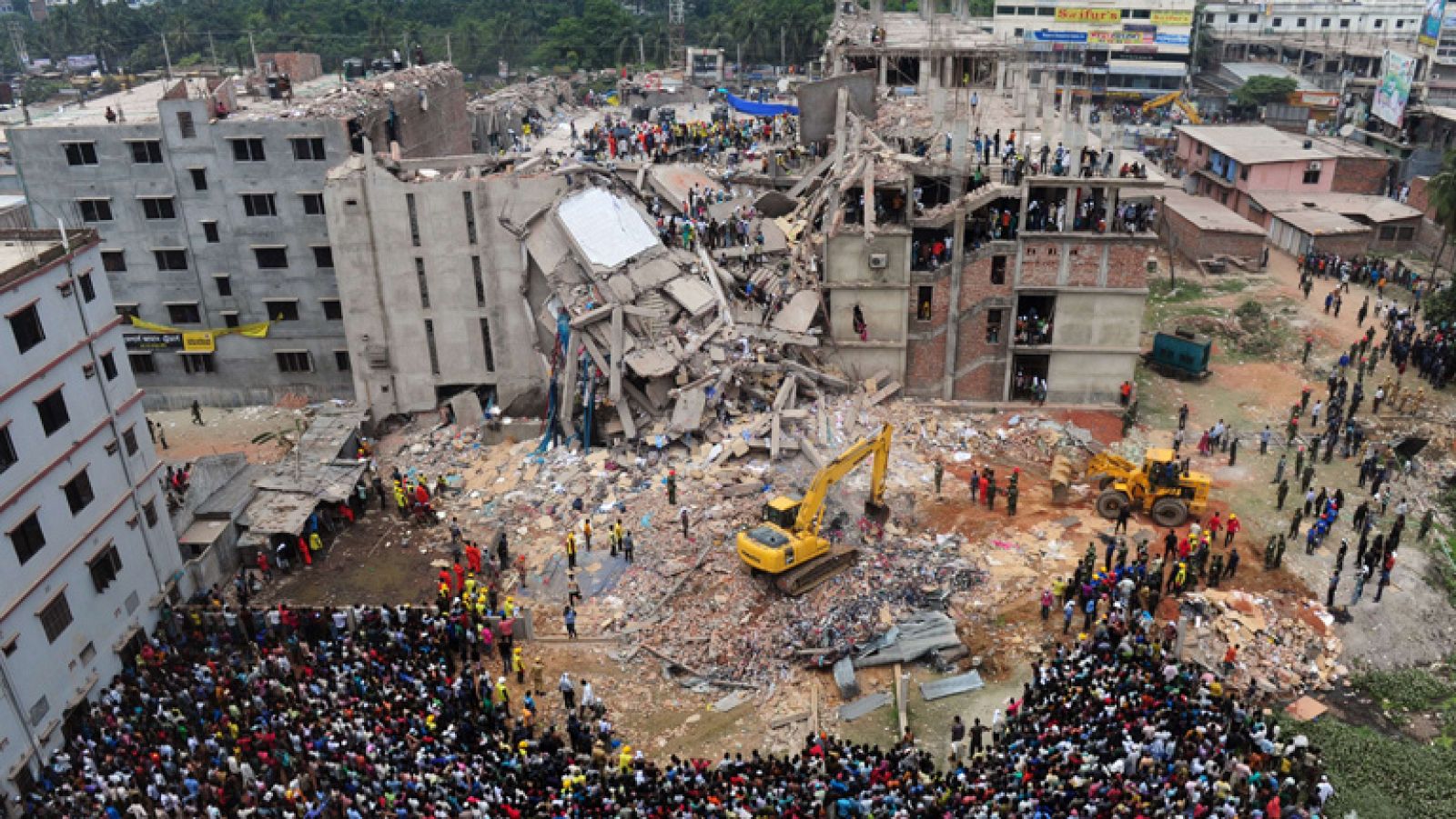 Más de 200 muertos por el derrumbe de un edificio en Bangladesh