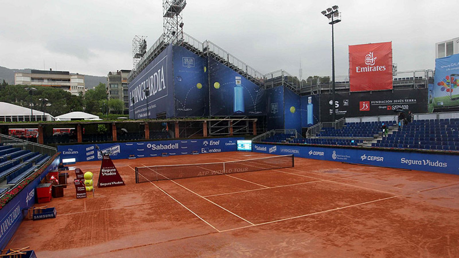 El torneo Conde Godó ha sufrido un parón este jueves debido a las lluvias que han impedido que se disputasen varios partidos de octavos de final, entre ellos el de Rafa Nadal contra el francés Paire.