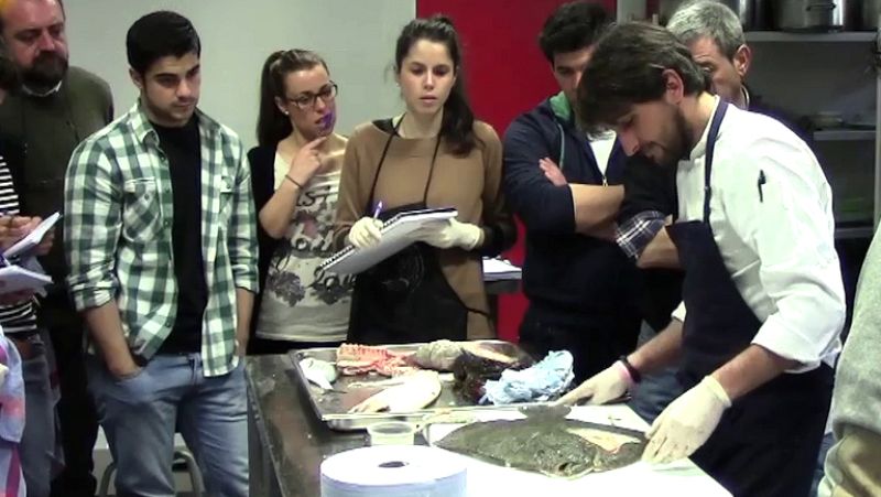 Formación de los aspirantes de MasterChef: Limpiar el pescado