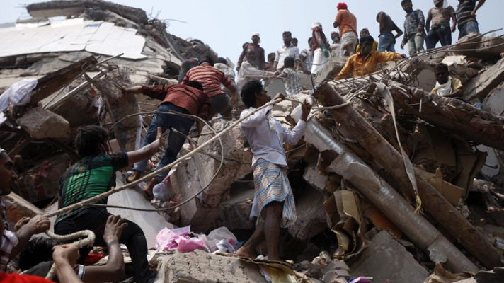 Telediario 1 - Cuatro detenidos por el derrumbe mortal de una fábrica en Bangladesh