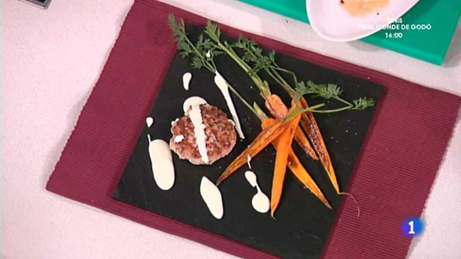 Cocina con Sergio - Hamburguesa de salmón con parrillada de zanahoria - ver ahora