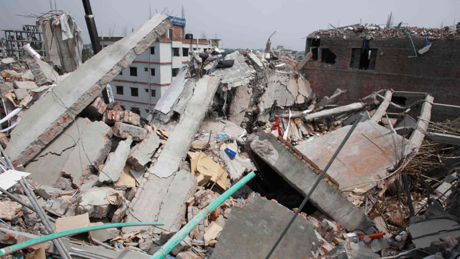 La policía arresta al dueño del edificio derrumbado y busca a un empresario español | Ver