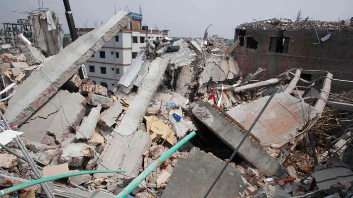 Telediario 1 - La policía arresta al dueño del edificio derrumbado y busca a un empresario español