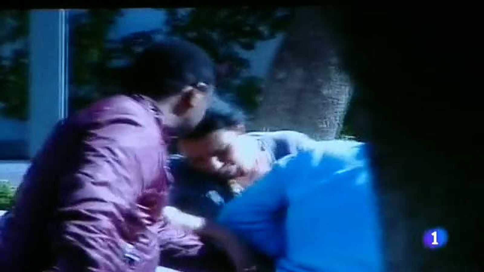 Uniones falsas entre españoles y extranjeros sin papeles | Ver