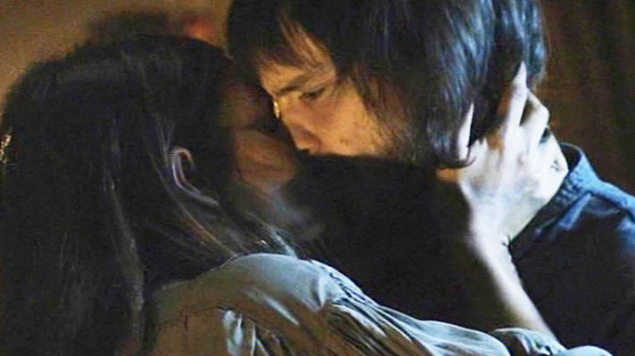 Águila Roja - El beso de Mariana y Gonzalo