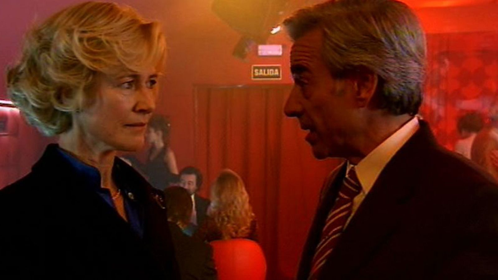 Cuéntame cómo pasó - Mercedes aparece por sorpresa en el club de alterne de Antonio (Capítulo 250)