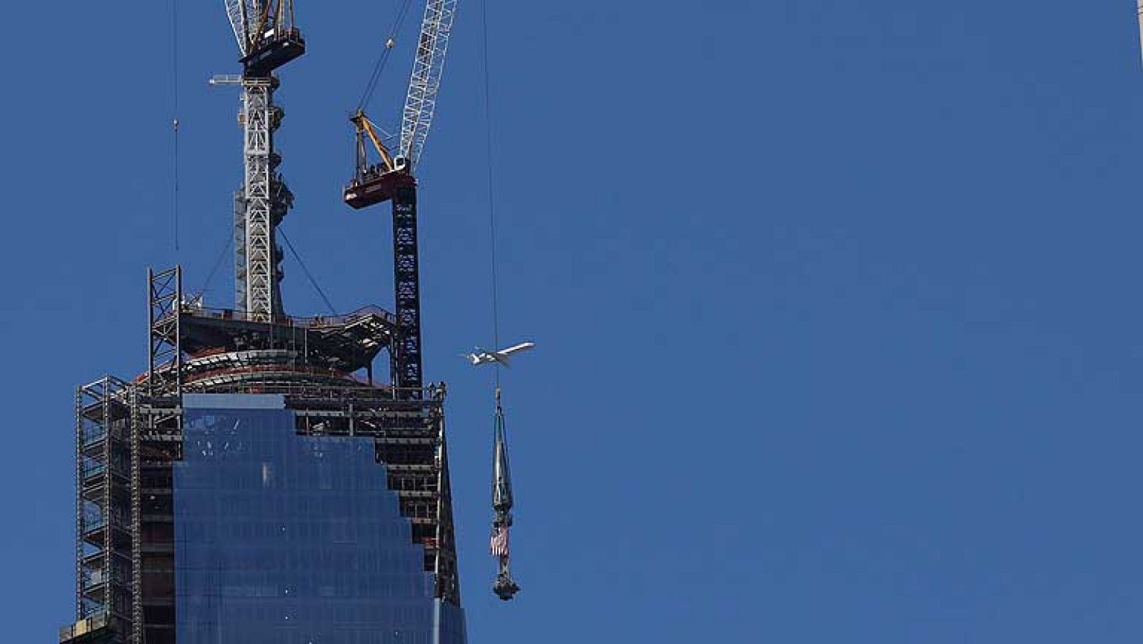 Colocan la antena del nuevo World Trade Center en la zona cero de Nueva York | Ver