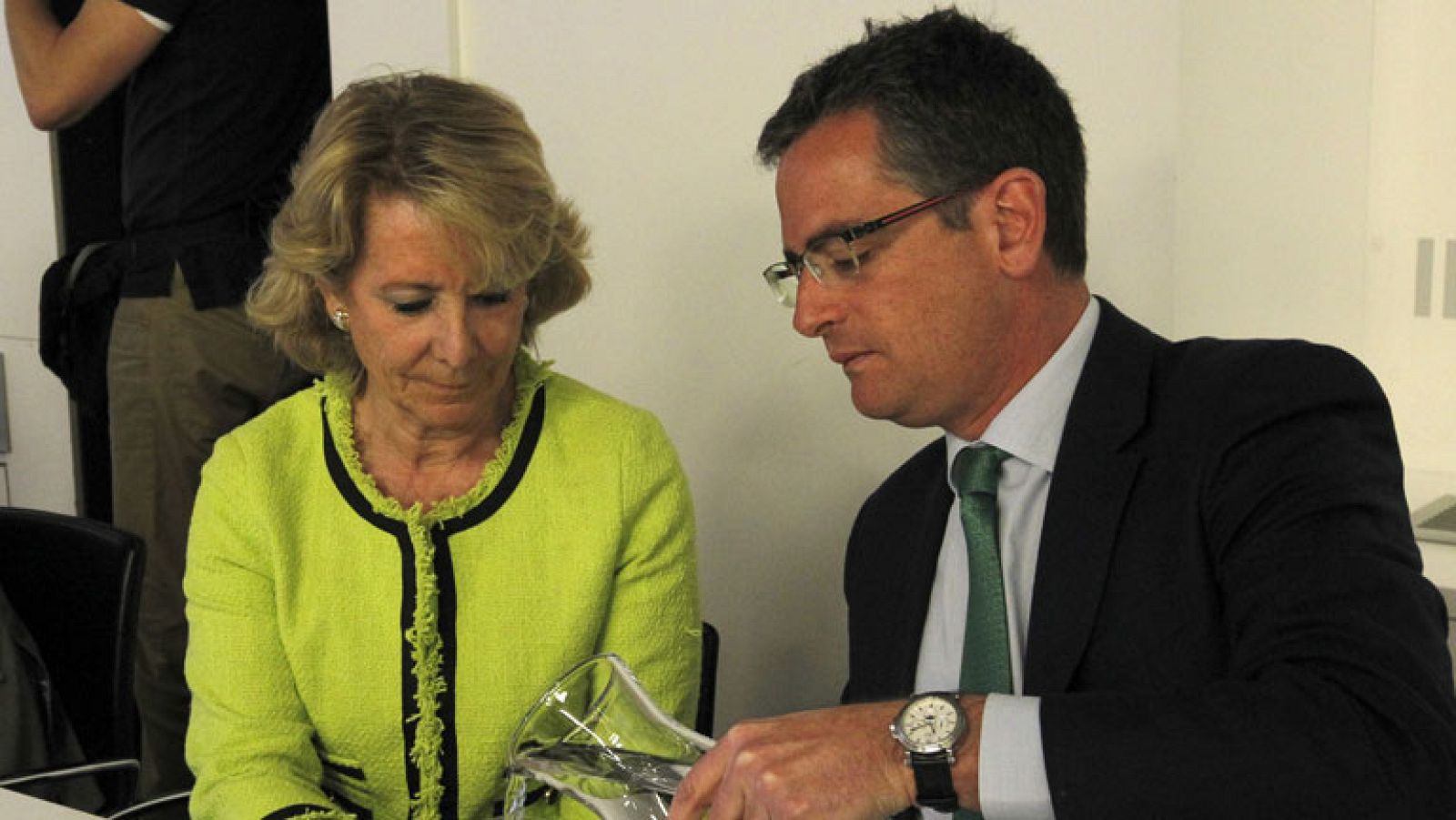 Aguirre pide a Rajoy que baje el IRPF tras la relajación del objetivo del déficit | Ver