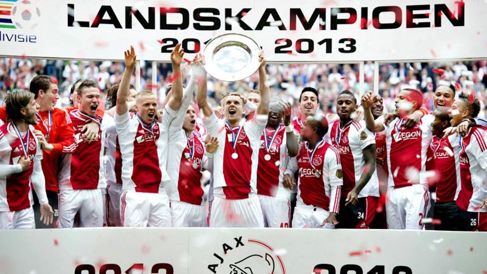 Miles de aficionados del Ajax abarrotaron la plaza del Ámsterdam Arena para celebrar el título liguero. A sus 42 años Frank de Boer se confirma como uno de los entrenadores jóvenes a seguir con atención, se hizo cargo del banquillo del Ajax hace tres